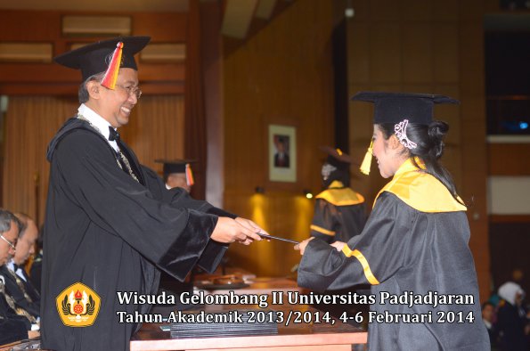 wisuda-unpad-gel-ii-ta-2013_2014-fakultas-ilmu-komunikasi-oleh-dekan-122