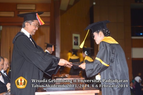 wisuda-unpad-gel-ii-ta-2013_2014-fakultas-ilmu-komunikasi-oleh-dekan-123