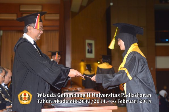 wisuda-unpad-gel-ii-ta-2013_2014-fakultas-ilmu-komunikasi-oleh-dekan-124