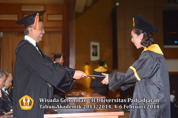 wisuda-unpad-gel-ii-ta-2013_2014-fakultas-ilmu-komunikasi-oleh-dekan-130