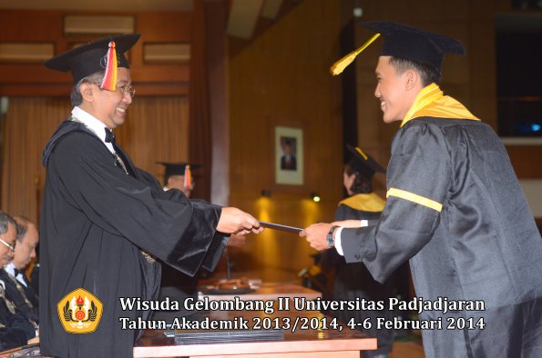 wisuda-unpad-gel-ii-ta-2013_2014-fakultas-ilmu-komunikasi-oleh-dekan-131