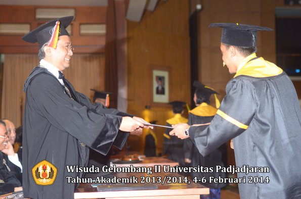 wisuda-unpad-gel-ii-ta-2013_2014-fakultas-ilmu-komunikasi-oleh-dekan-134