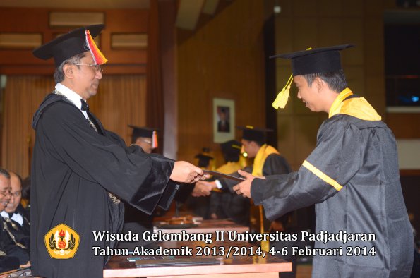 wisuda-unpad-gel-ii-ta-2013_2014-fakultas-ilmu-komunikasi-oleh-dekan-135