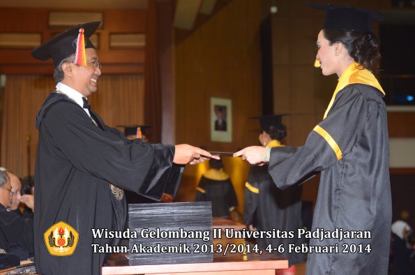 wisuda-unpad-gel-ii-ta-2013_2014-fakultas-ilmu-komunikasi-oleh-dekan-141