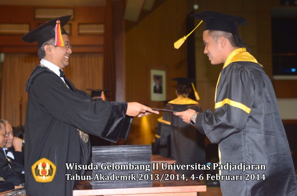 wisuda-unpad-gel-ii-ta-2013_2014-fakultas-ilmu-komunikasi-oleh-dekan-142