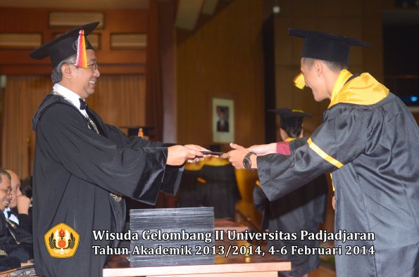 wisuda-unpad-gel-ii-ta-2013_2014-fakultas-ilmu-komunikasi-oleh-dekan-144