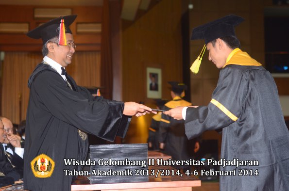 wisuda-unpad-gel-ii-ta-2013_2014-fakultas-ilmu-komunikasi-oleh-dekan-145