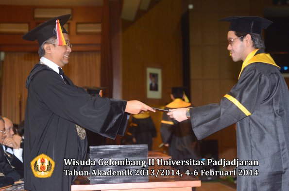 wisuda-unpad-gel-ii-ta-2013_2014-fakultas-ilmu-komunikasi-oleh-dekan-146