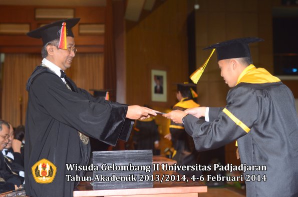 wisuda-unpad-gel-ii-ta-2013_2014-fakultas-ilmu-komunikasi-oleh-dekan-147