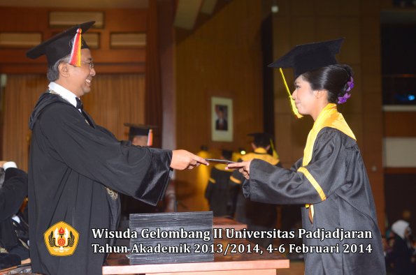 wisuda-unpad-gel-ii-ta-2013_2014-fakultas-ilmu-komunikasi-oleh-dekan-150