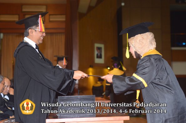 wisuda-unpad-gel-ii-ta-2013_2014-fakultas-ilmu-komunikasi-oleh-dekan-151