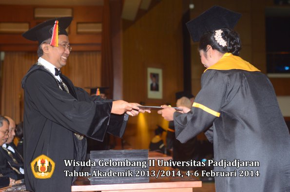 wisuda-unpad-gel-ii-ta-2013_2014-fakultas-ilmu-komunikasi-oleh-dekan-152