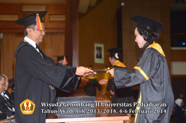 wisuda-unpad-gel-ii-ta-2013_2014-fakultas-ilmu-komunikasi-oleh-dekan-153