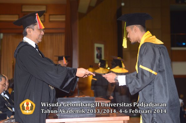 wisuda-unpad-gel-ii-ta-2013_2014-fakultas-ilmu-komunikasi-oleh-dekan-154