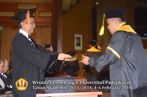 wisuda-unpad-gel-ii-ta-2013_2014-fakultas-ilmu-komunikasi-oleh-dekan-155