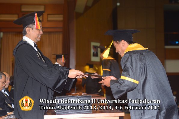 wisuda-unpad-gel-ii-ta-2013_2014-fakultas-ilmu-komunikasi-oleh-dekan-157