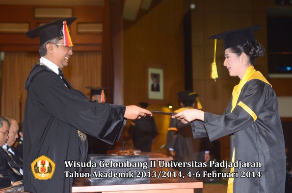 wisuda-unpad-gel-ii-ta-2013_2014-fakultas-ilmu-komunikasi-oleh-dekan-158