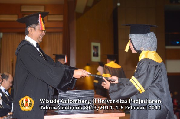 wisuda-unpad-gel-ii-ta-2013_2014-fakultas-ilmu-komunikasi-oleh-dekan-159