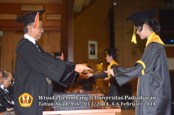 wisuda-unpad-gel-ii-ta-2013_2014-fakultas-ilmu-komunikasi-oleh-dekan-160