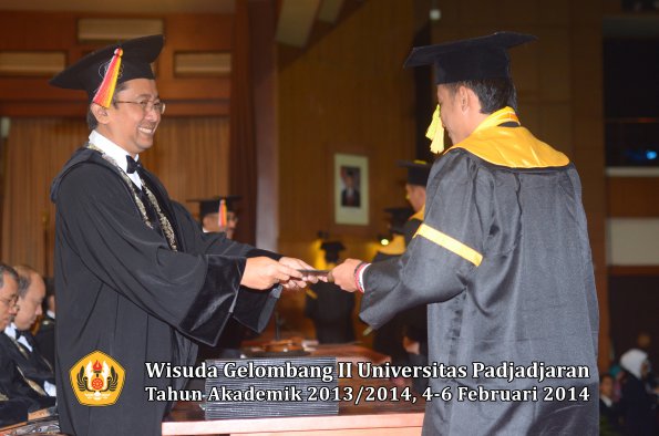 wisuda-unpad-gel-ii-ta-2013_2014-fakultas-ilmu-komunikasi-oleh-dekan-162