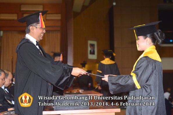 wisuda-unpad-gel-ii-ta-2013_2014-fakultas-ilmu-komunikasi-oleh-dekan-164