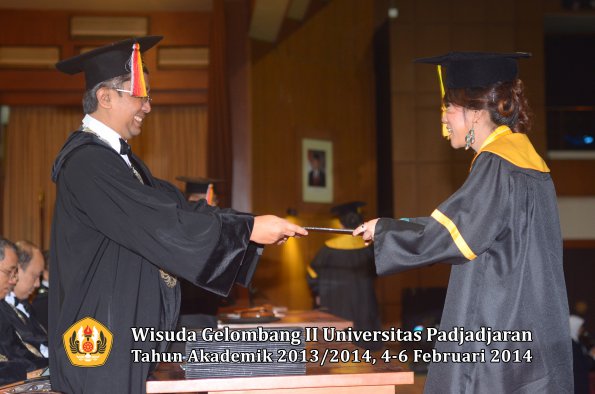 wisuda-unpad-gel-ii-ta-2013_2014-fakultas-ilmu-komunikasi-oleh-dekan-165