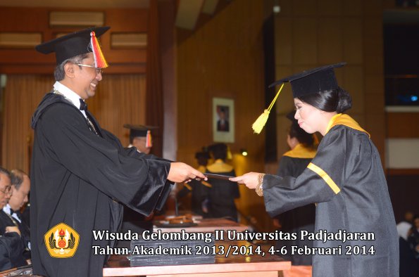 wisuda-unpad-gel-ii-ta-2013_2014-fakultas-ilmu-komunikasi-oleh-dekan-168
