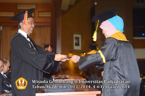 wisuda-unpad-gel-ii-ta-2013_2014-fakultas-ilmu-komunikasi-oleh-dekan-173