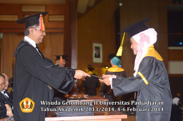 wisuda-unpad-gel-ii-ta-2013_2014-fakultas-ilmu-komunikasi-oleh-dekan-174