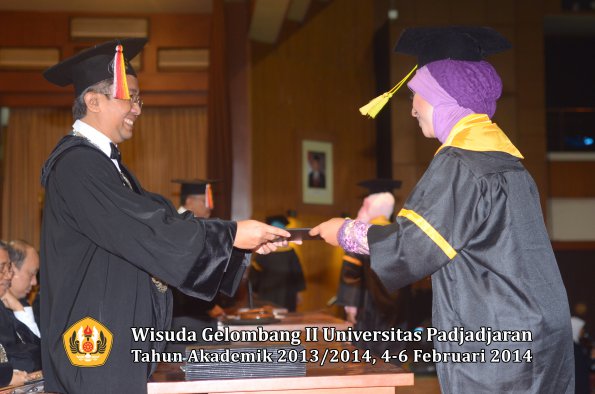 wisuda-unpad-gel-ii-ta-2013_2014-fakultas-ilmu-komunikasi-oleh-dekan-175