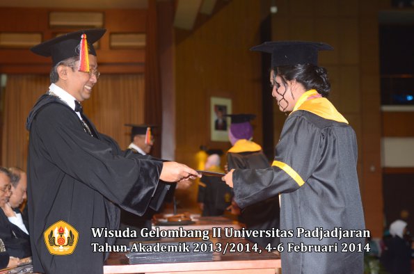 wisuda-unpad-gel-ii-ta-2013_2014-fakultas-ilmu-komunikasi-oleh-dekan-176