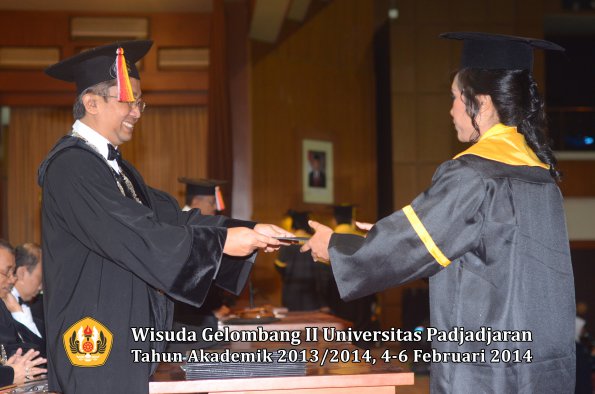 wisuda-unpad-gel-ii-ta-2013_2014-fakultas-ilmu-komunikasi-oleh-dekan-178