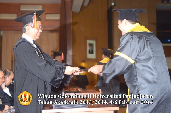 wisuda-unpad-gel-ii-ta-2013_2014-fakultas-ilmu-komunikasi-oleh-dekan-184