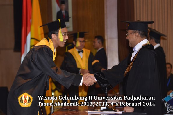 wisuda-unpad-gel-ii-ta-2013_2014-fakultas-ilmu-komunikasi-oleh-rektor-008