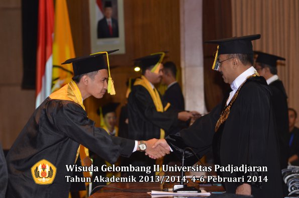 wisuda-unpad-gel-ii-ta-2013_2014-fakultas-ilmu-komunikasi-oleh-rektor-014