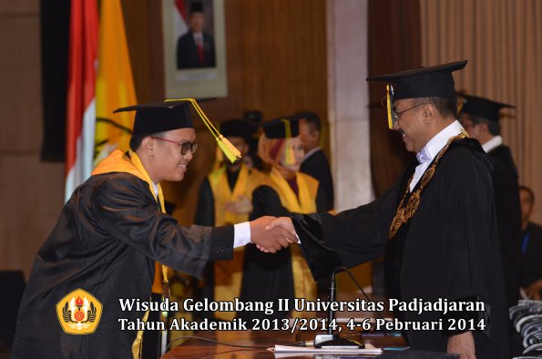 wisuda-unpad-gel-ii-ta-2013_2014-fakultas-ilmu-komunikasi-oleh-rektor-021