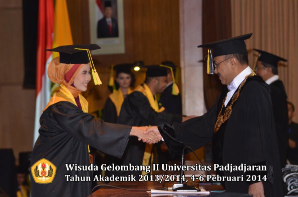 wisuda-unpad-gel-ii-ta-2013_2014-fakultas-ilmu-komunikasi-oleh-rektor-022