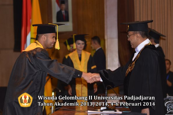 wisuda-unpad-gel-ii-ta-2013_2014-fakultas-ilmu-komunikasi-oleh-rektor-023