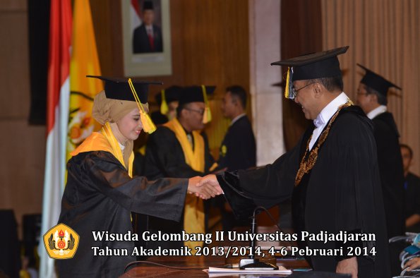 wisuda-unpad-gel-ii-ta-2013_2014-fakultas-ilmu-komunikasi-oleh-rektor-024