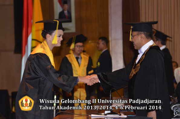 wisuda-unpad-gel-ii-ta-2013_2014-fakultas-ilmu-komunikasi-oleh-rektor-025