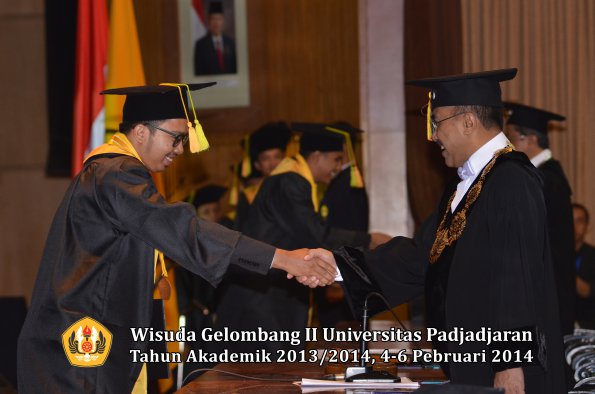 wisuda-unpad-gel-ii-ta-2013_2014-fakultas-ilmu-komunikasi-oleh-rektor-026