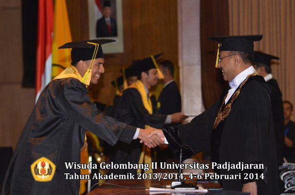 wisuda-unpad-gel-ii-ta-2013_2014-fakultas-ilmu-komunikasi-oleh-rektor-027