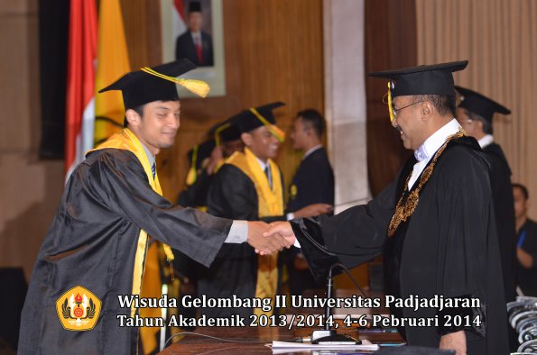 wisuda-unpad-gel-ii-ta-2013_2014-fakultas-ilmu-komunikasi-oleh-rektor-028