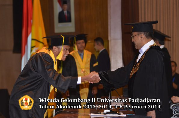 wisuda-unpad-gel-ii-ta-2013_2014-fakultas-ilmu-komunikasi-oleh-rektor-029