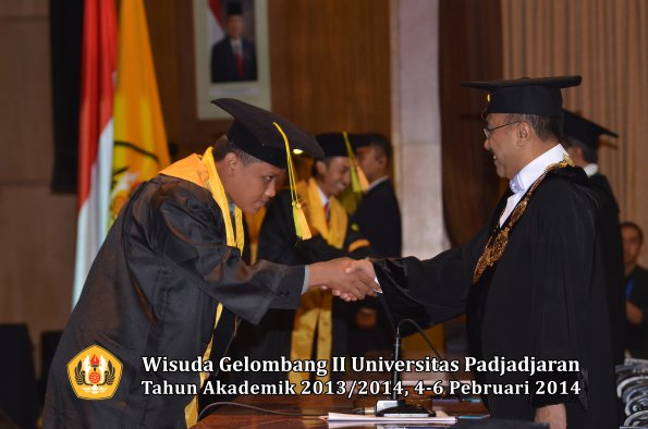 wisuda-unpad-gel-ii-ta-2013_2014-fakultas-ilmu-komunikasi-oleh-rektor-030