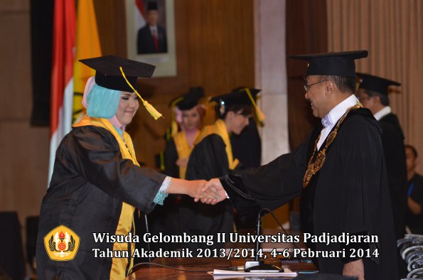 wisuda-unpad-gel-ii-ta-2013_2014-fakultas-ilmu-komunikasi-oleh-rektor-033