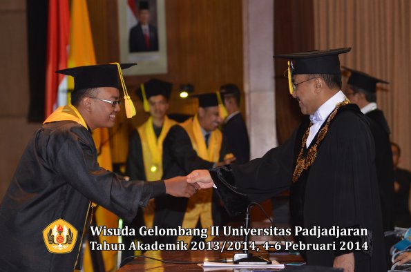 wisuda-unpad-gel-ii-ta-2013_2014-fakultas-ilmu-komunikasi-oleh-rektor-035