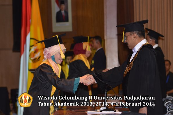 wisuda-unpad-gel-ii-ta-2013_2014-fakultas-ilmu-komunikasi-oleh-rektor-041