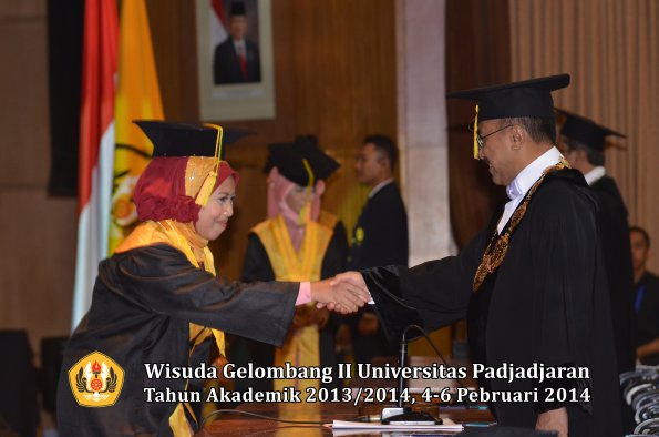 wisuda-unpad-gel-ii-ta-2013_2014-fakultas-ilmu-komunikasi-oleh-rektor-042