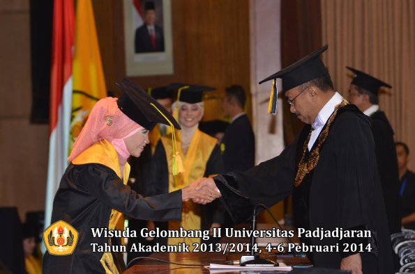 wisuda-unpad-gel-ii-ta-2013_2014-fakultas-ilmu-komunikasi-oleh-rektor-043